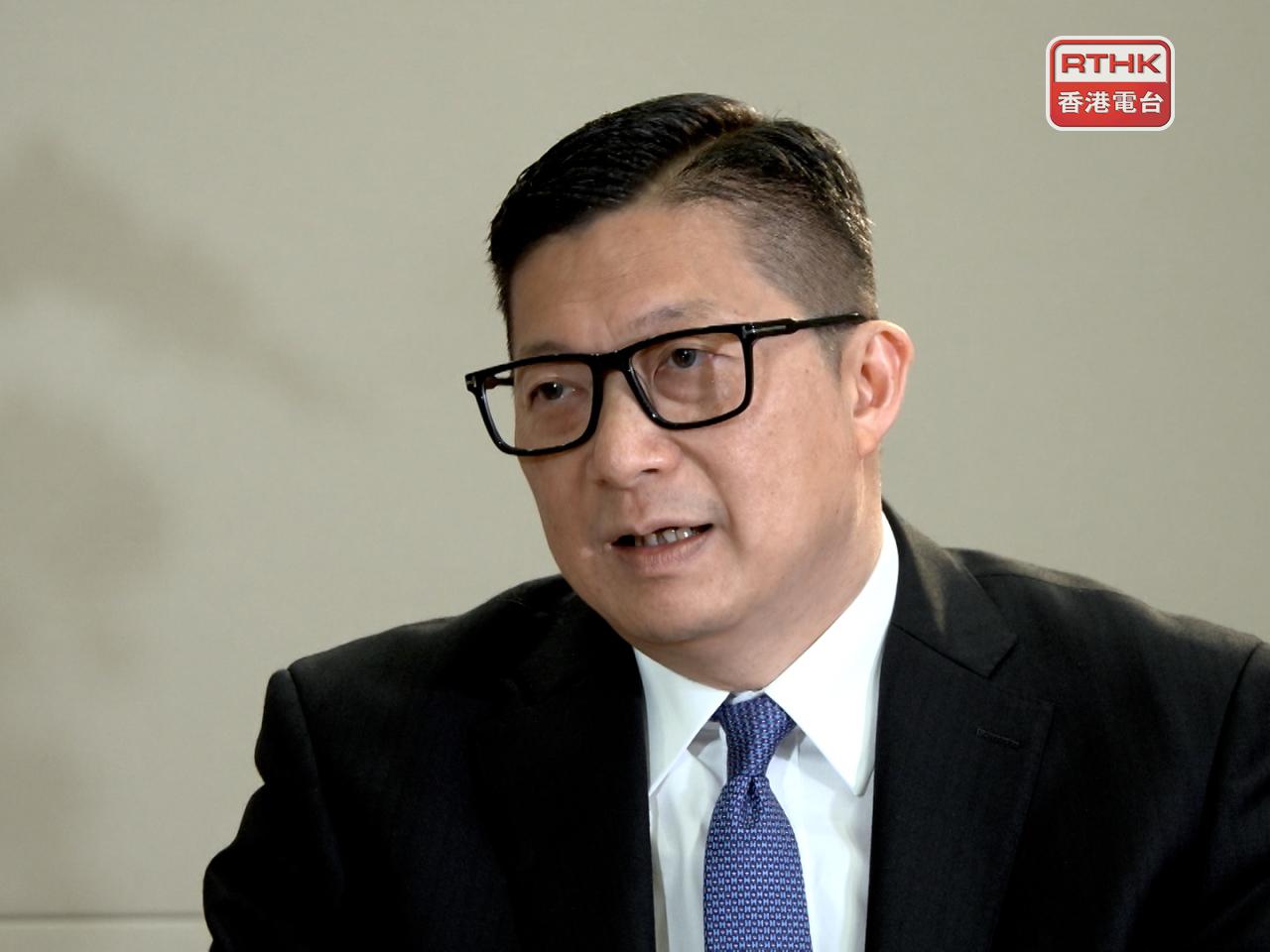 鄧炳強表示，政府正積極檢視相關消防法例，以全面加強規管制度。（港台圖片）