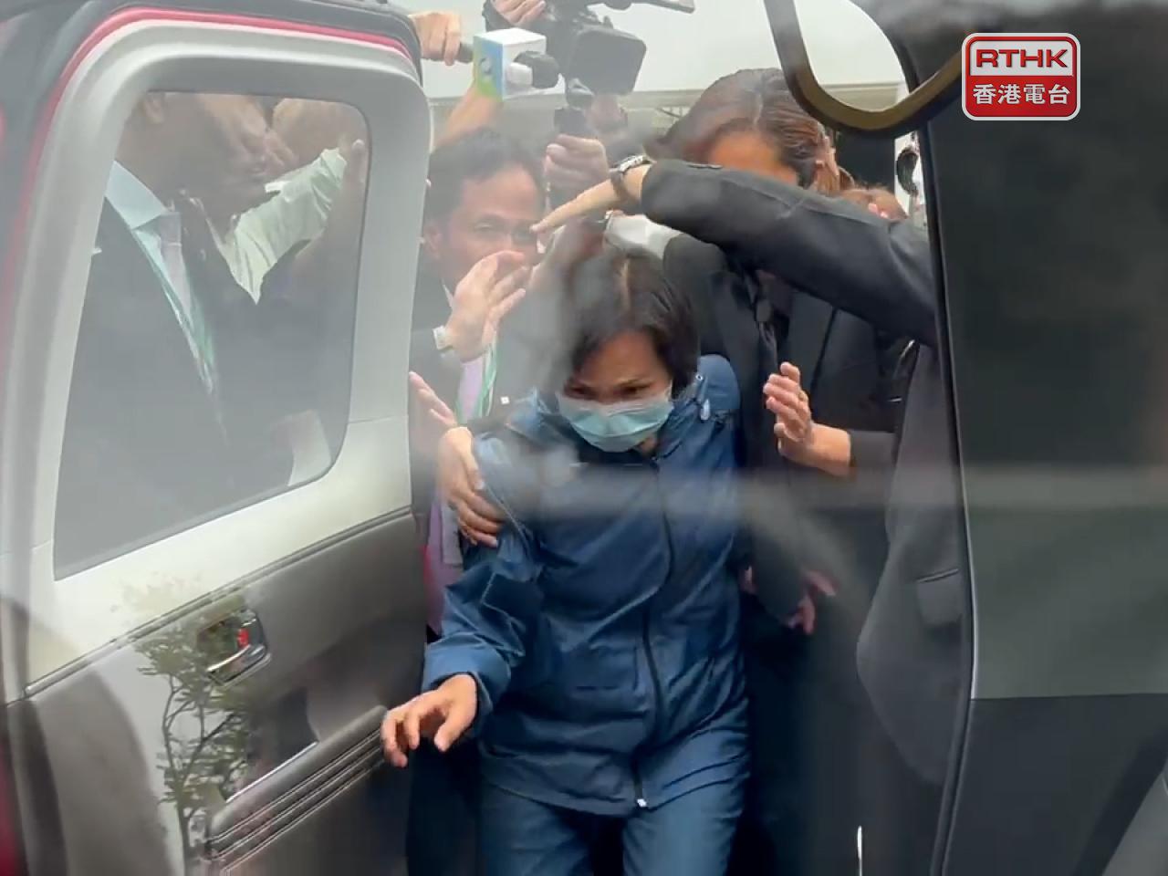 鍾瑞霞憶述，發現起火後，她跑上一樓嘗試打破消防警鐘，但火警鐘沒有響起。（鍾家銘攝）