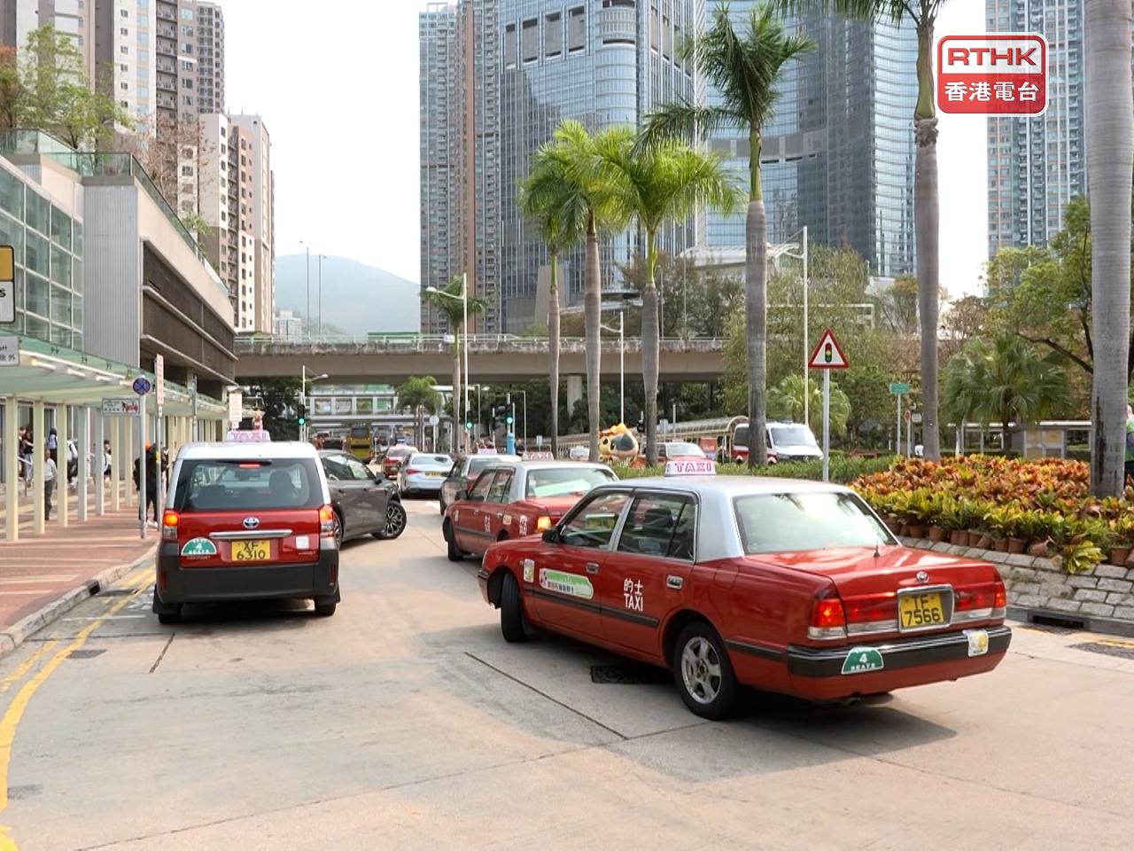 運輸署提醒市民，如乘客在街上截乘的士，司機必須按錶收費。（梁禎祥攝）