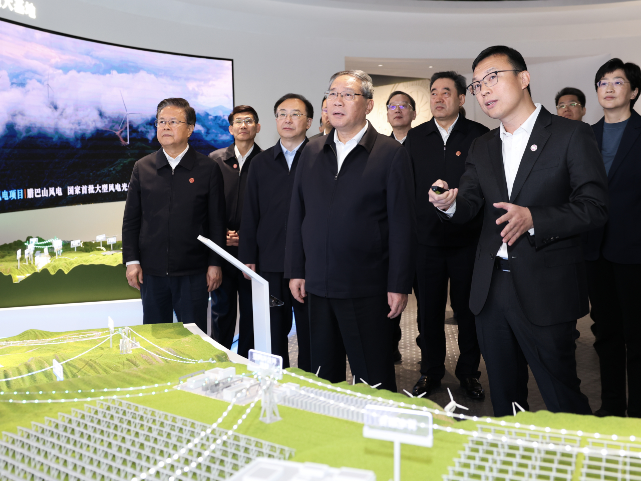 李強（中）表示，要著力推進新型電網建設，加快能源結構調整優化。（新華社）