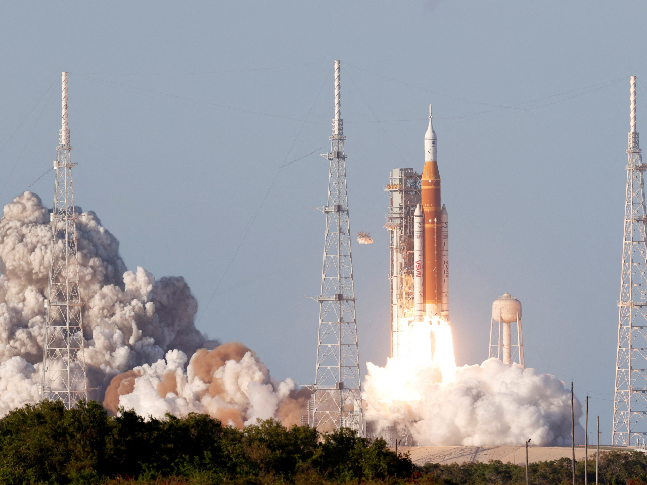 美國太空總署的「阿爾忒彌斯二號」載人繞月飛行任務，發射升空。（路透社）