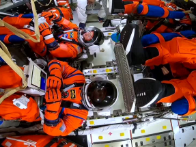 美國載人繞月飛船在地球軌道　四名太空人狀態良好