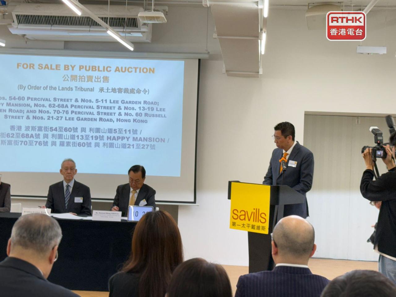 銅鑼灣波斯富街重建項目原定今早進行強拍，但已經登記的競投者沒有到場，拍賣取消。（任浩鋒攝）