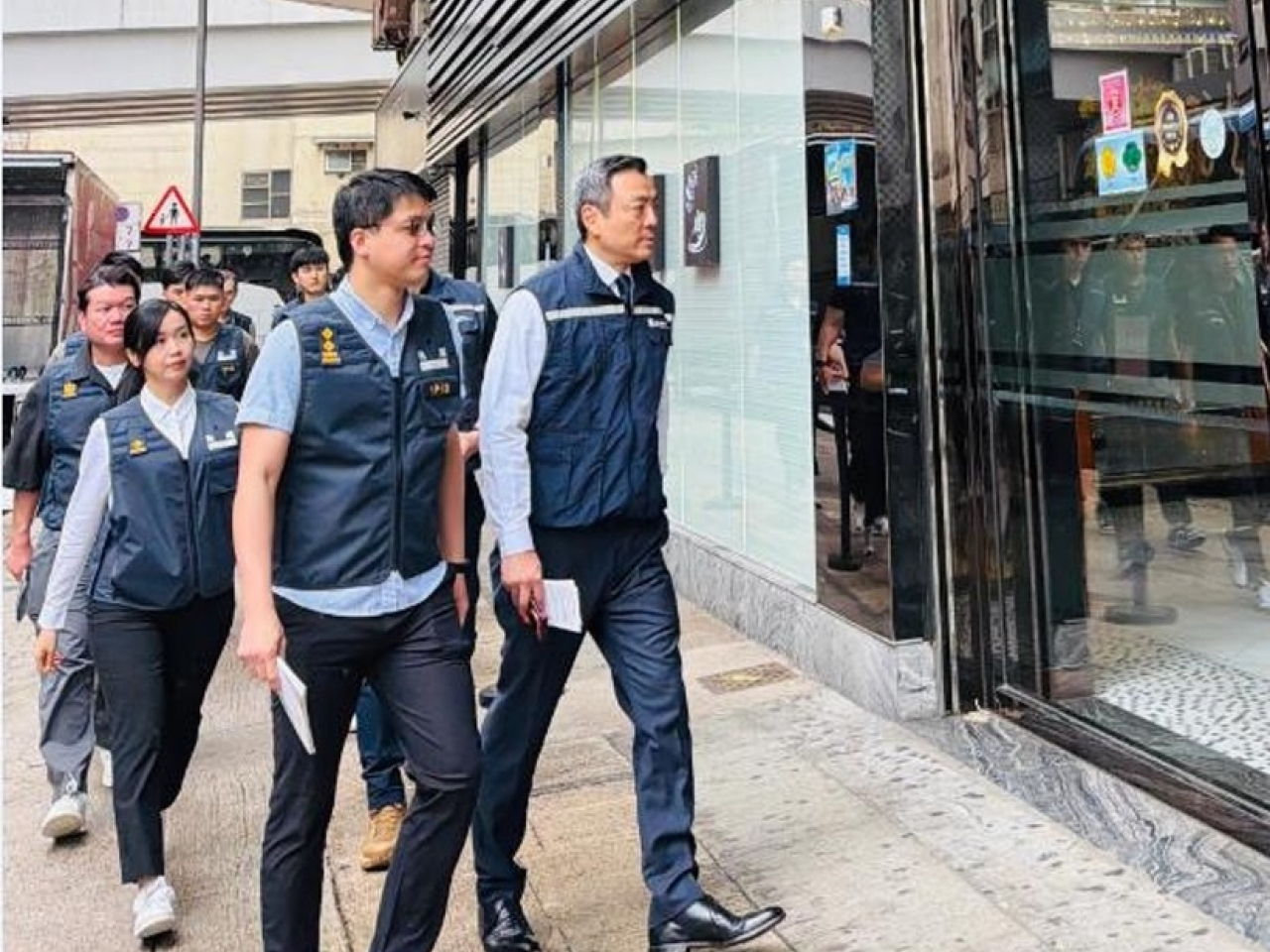 The Travel Industry Authority has inspected various registered shops for inbound tour groups alongside customs officers. Photo courtesy of the authority