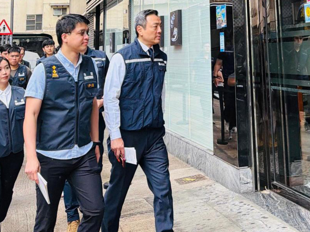 旅監局早前聯同海關到尖沙咀、土瓜灣及九龍灣區內，巡查入境旅行團註冊商店，加強保障入境旅行團旅客的權益。（旅監局提供）