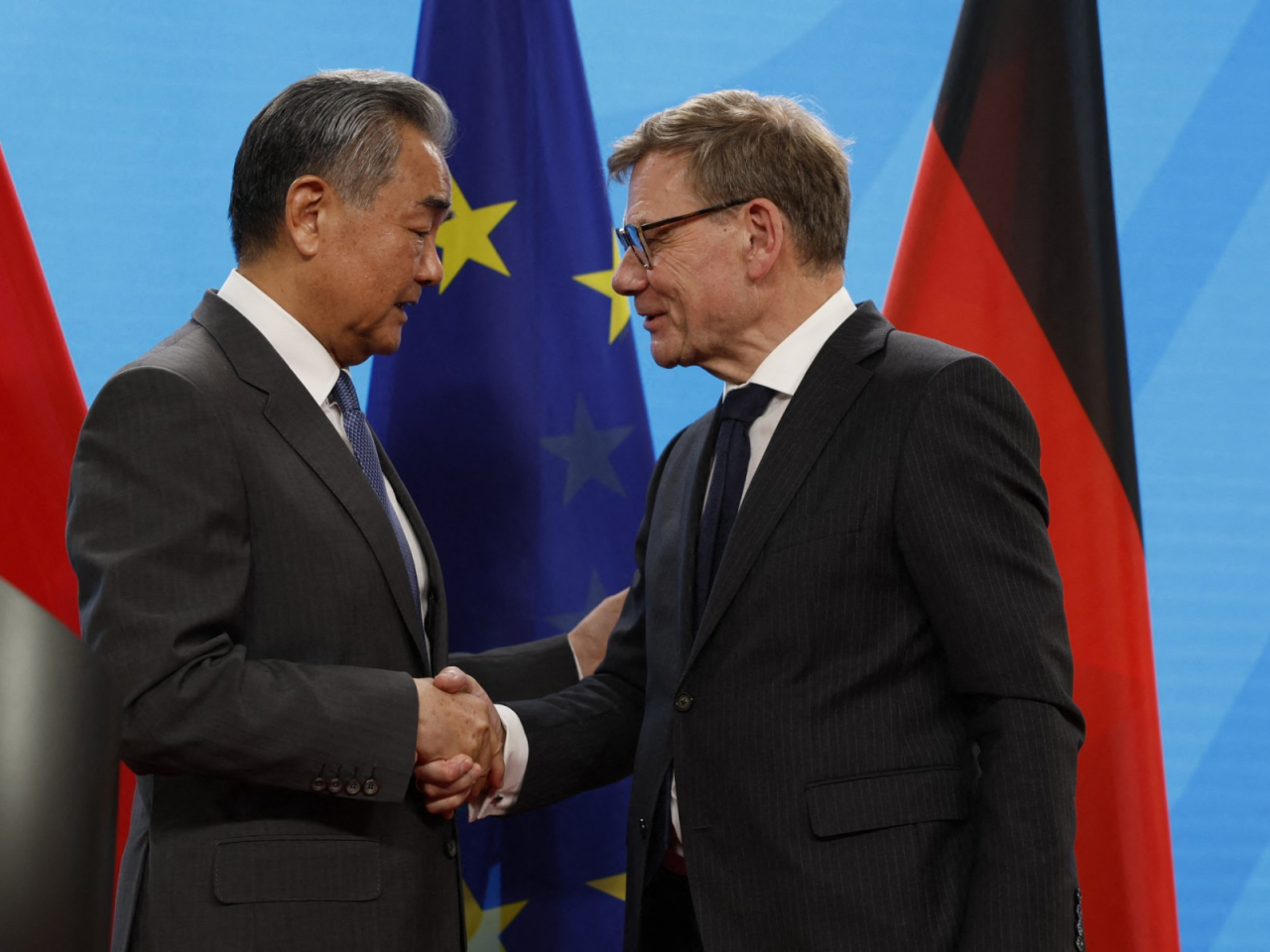 王毅應約與德國外長瓦德富爾通電話。圖為兩人去年7月在柏林會面。（法新社資料圖片）