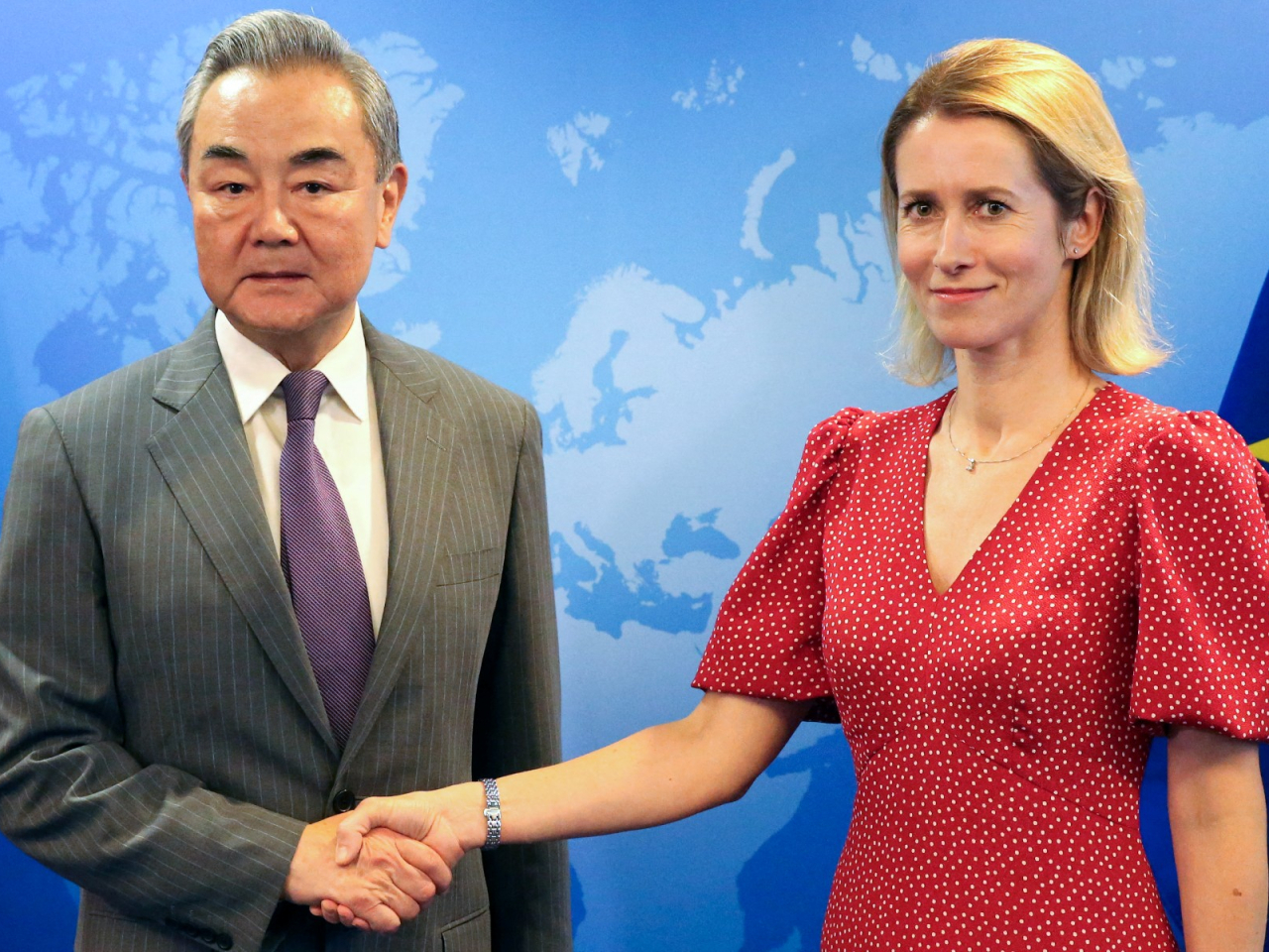 王毅與歐盟外交與安全政策高級代表卡拉斯通電話。圖為兩人去年7月在布魯塞爾會面。（法新社資料圖片）