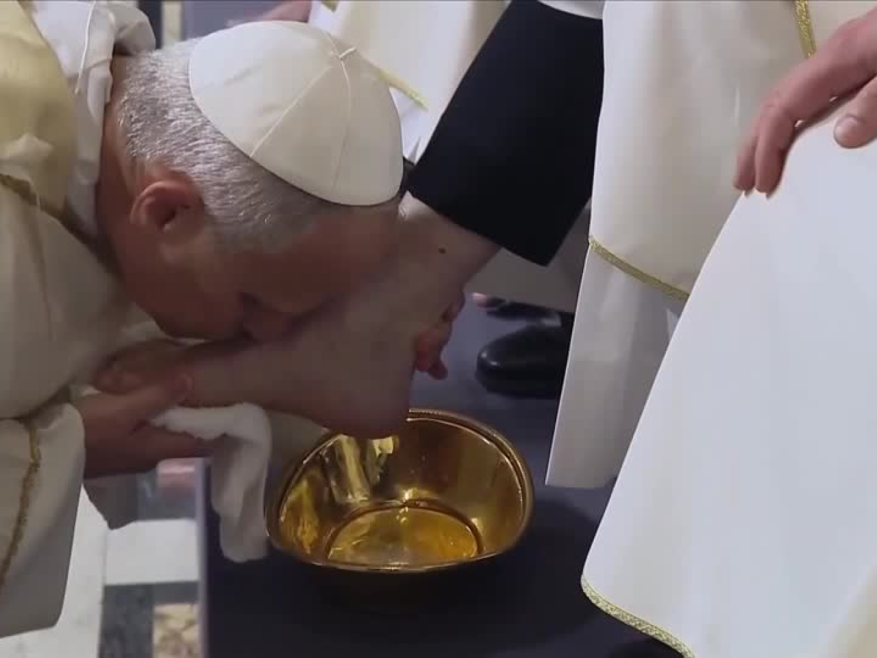 Pope Leo, dressed in a white linen apron, poured water over the feet of 12 Roman priests before drying them and kissing them. Photo: Reuters