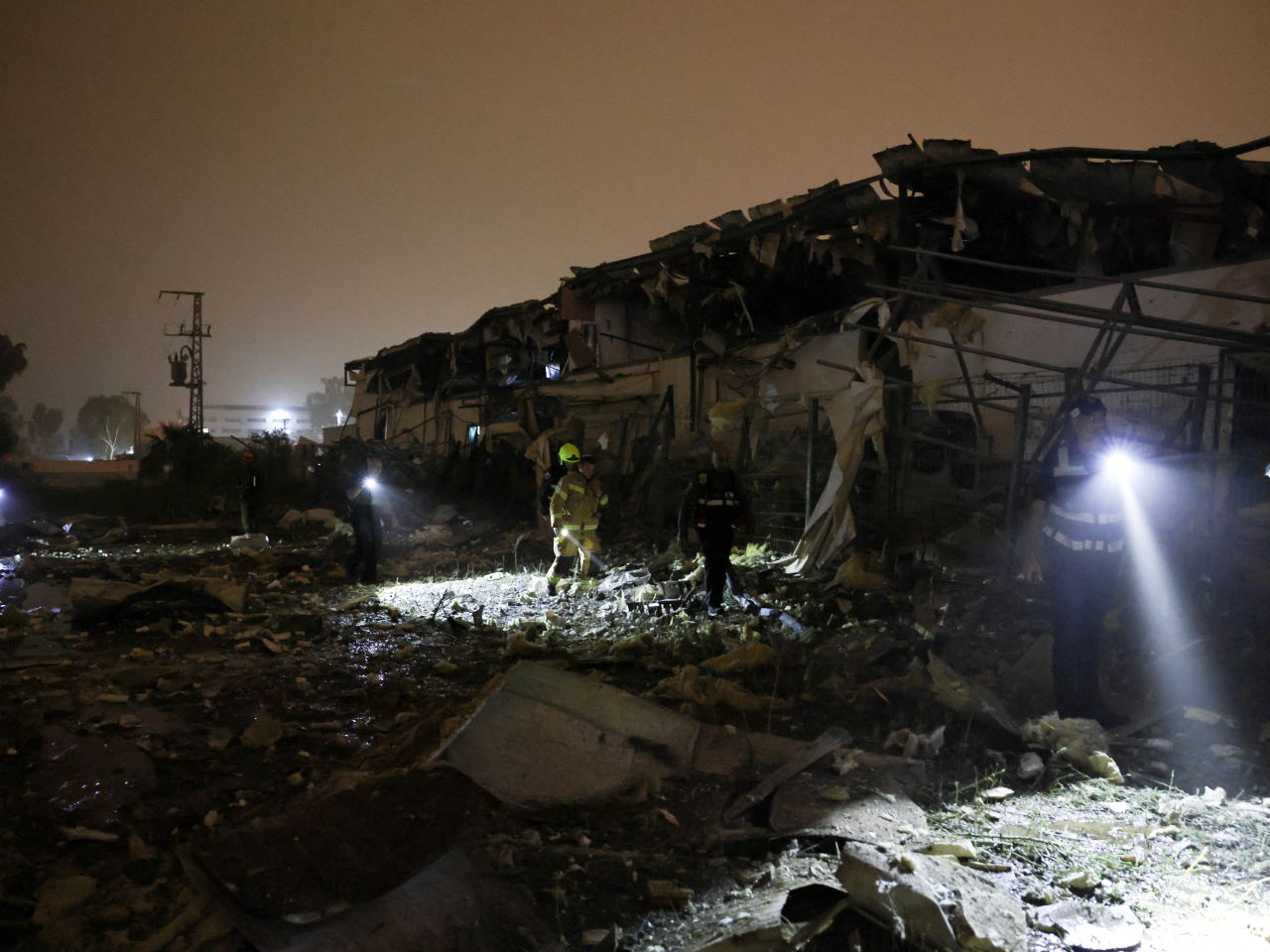 以色列中部城市佩塔提克瓦被導彈擊中，多處嚴重損毀。（路透社）