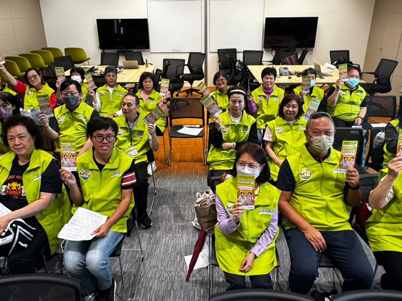 由今日起，身穿綠色背心的服務大使會在港鐵站和公共交通交匯處等地方，協助市民及解答查詢。（勞工及福利局社交網頁）