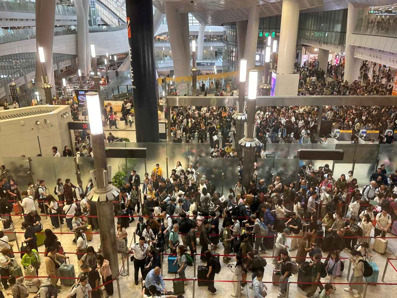 大批市民經高鐵西九龍站前往內地。（仇志榮攝）