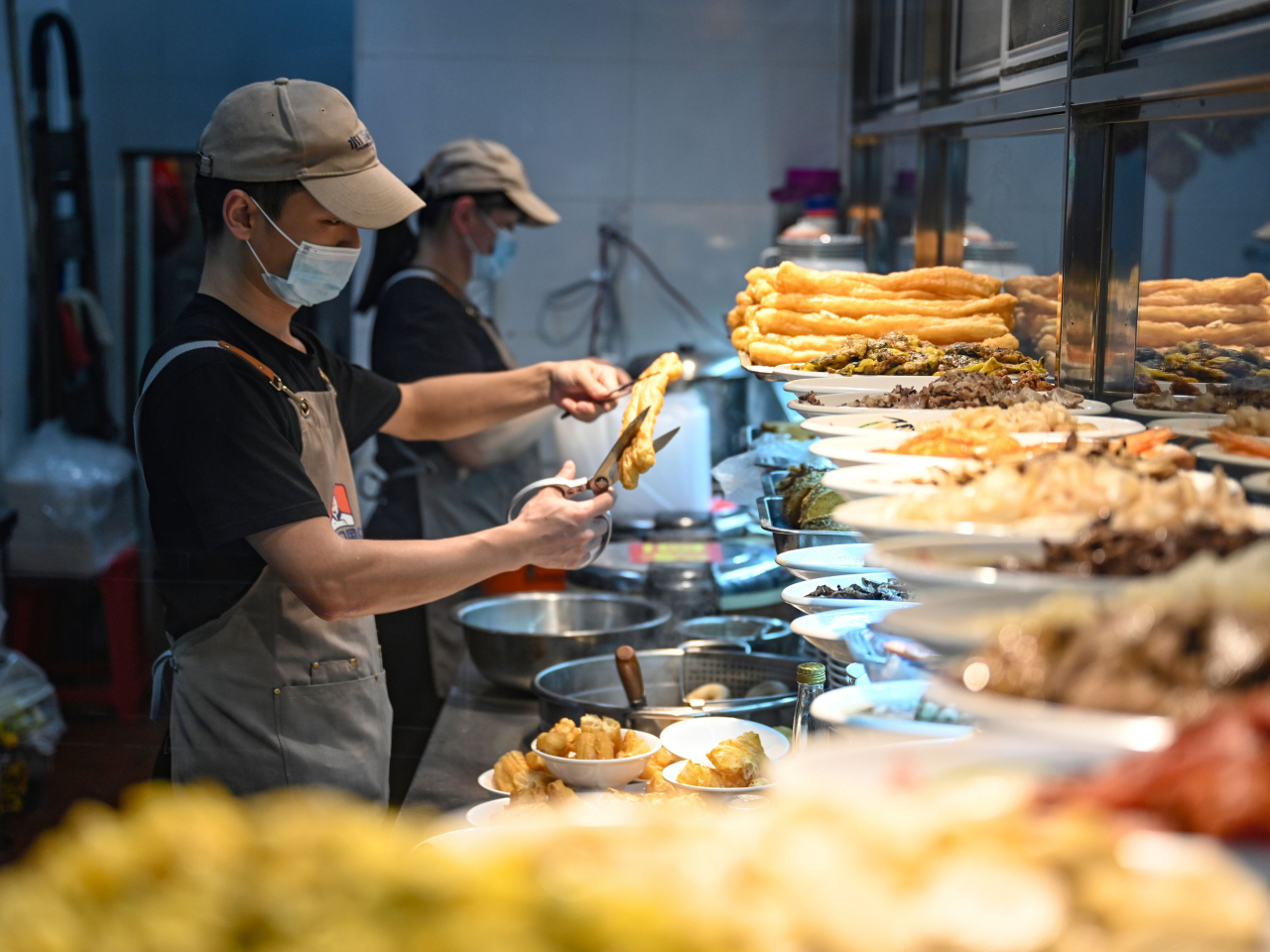 分析指，內地服務業數據顯示，內需基礎仍穩固，但要留意外需波動與就業市場持續收縮情況。（新華社資料圖片）