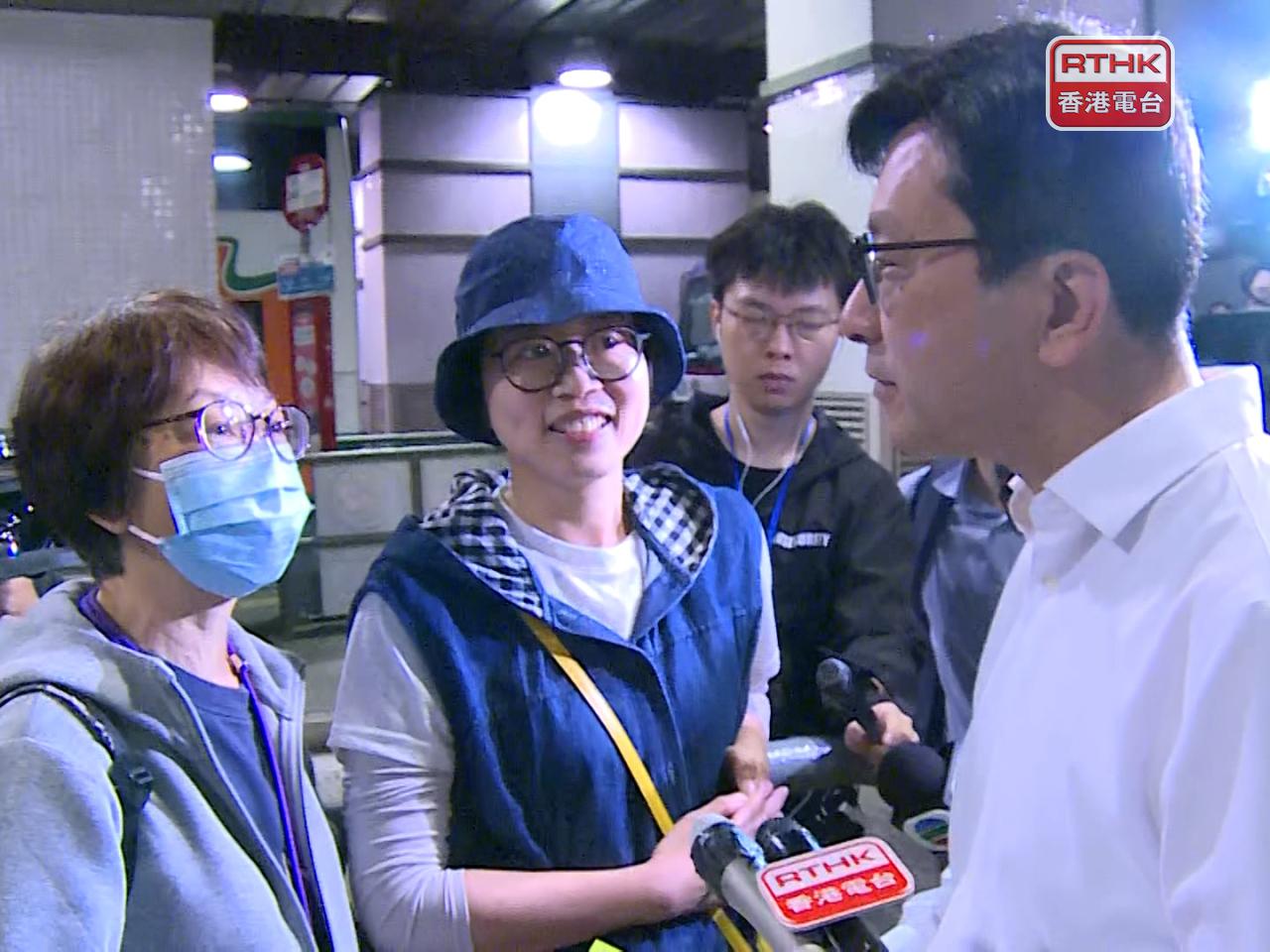 孫玉菡到調景嶺視察「兩蚊兩折」運作情況，並與長者交談。（陳裕行攝）