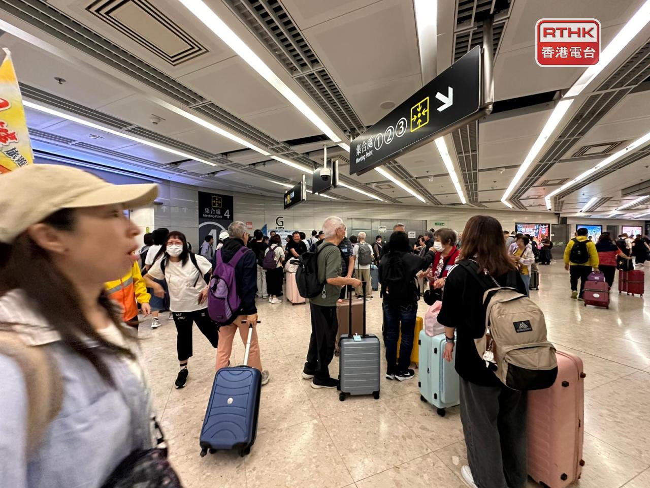 大批市民經高鐵西九龍站出境到內地，出境大堂多個櫃位一度出現人龍。（仇志榮攝）