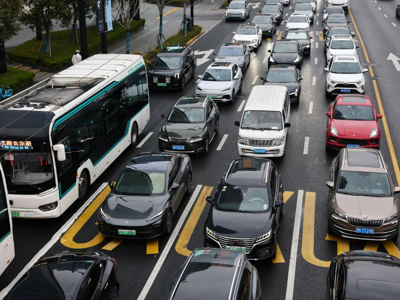 聶振邦認為，內地汽車業「內卷」壓力緩和，車廠4月減價壓力不大。（法新社資料圖片）