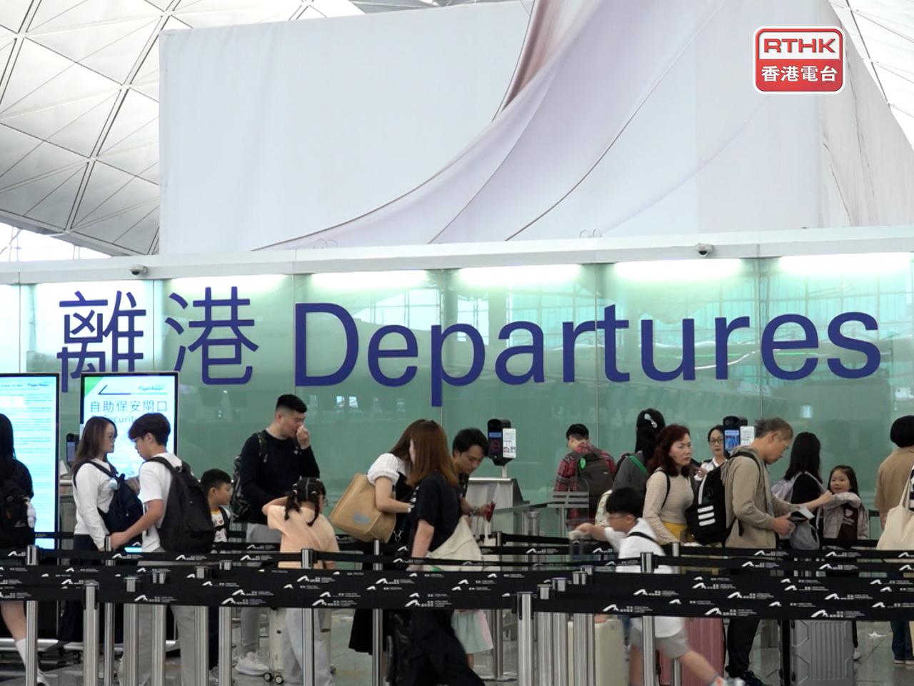 截至早上10時，共有30多萬人次出入境。（陳裕行攝）