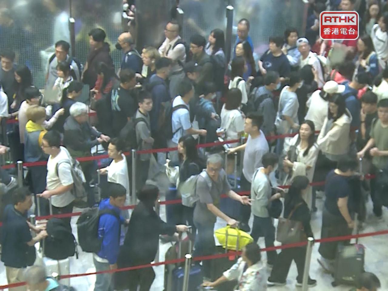 截至下午4時，本港共有逾61萬人次出境。（張連登攝）