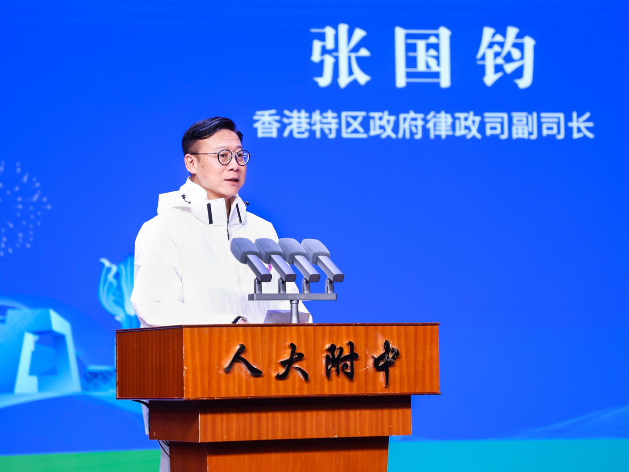 張國鈞在參訪團與中國人民大學附屬中學學生的交流活動上致辭。（政府新聞處）