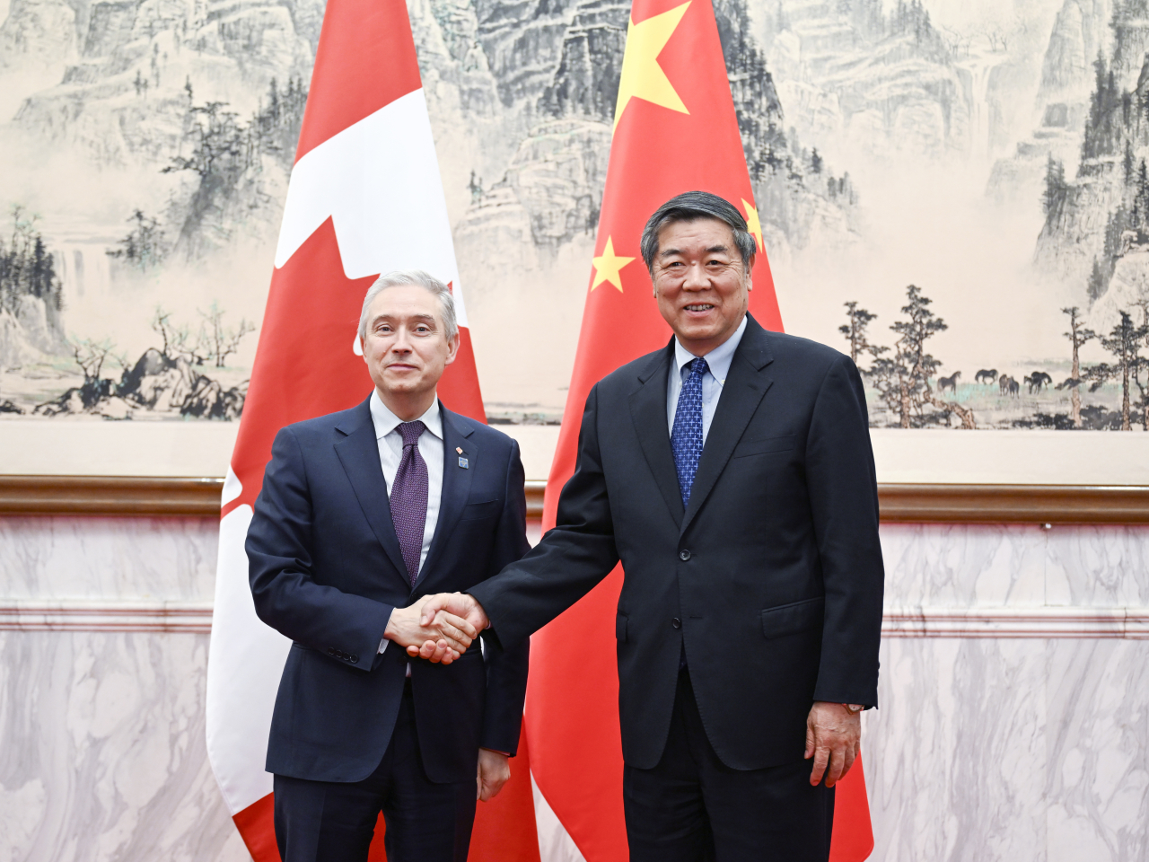 何立峰下午會見加拿大財政部部長、對話加方聯合牽頭人商鵬飛。（新華社）