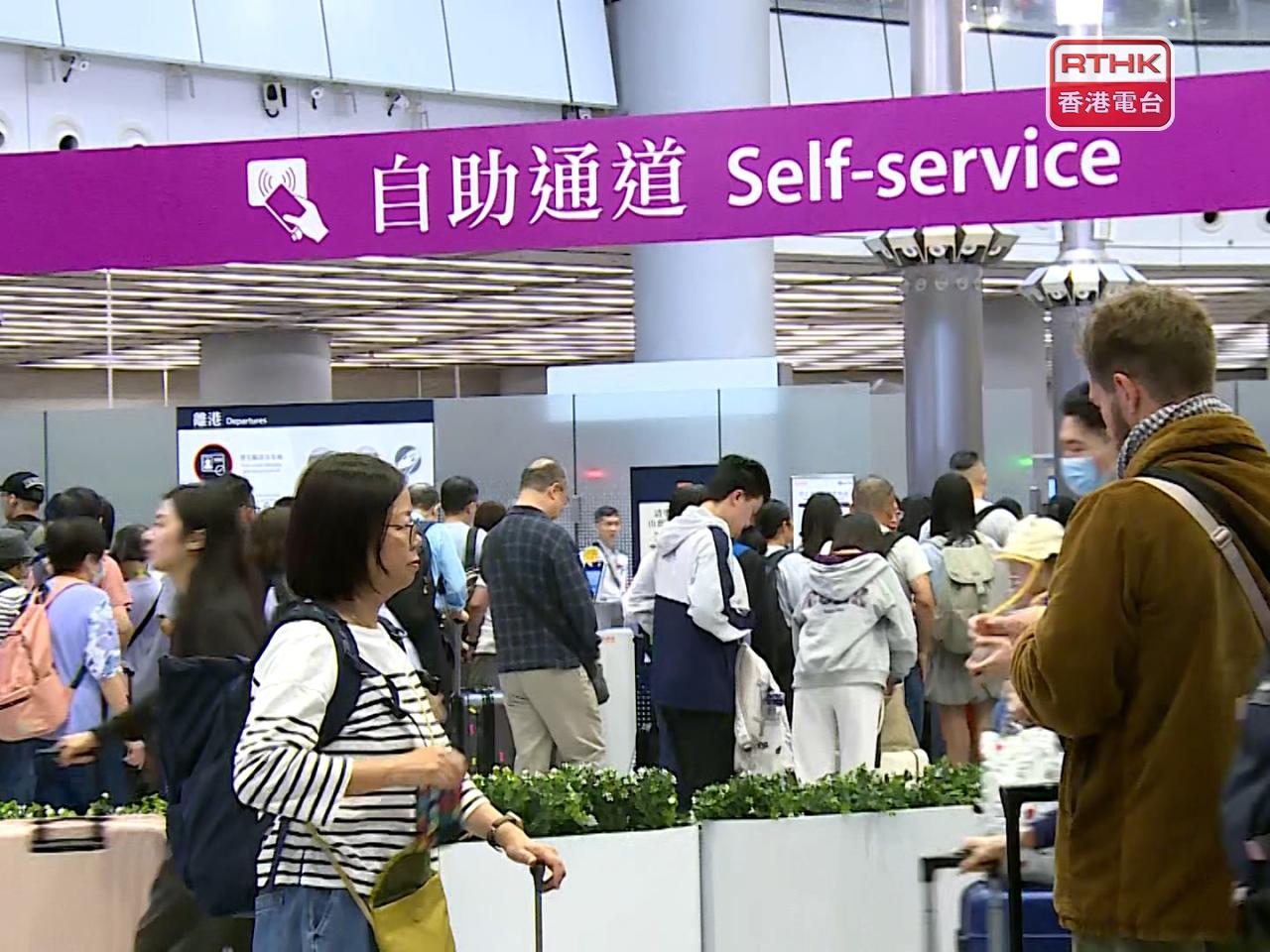 截至晚上9時，逾110萬人次出入境。（張連登攝）