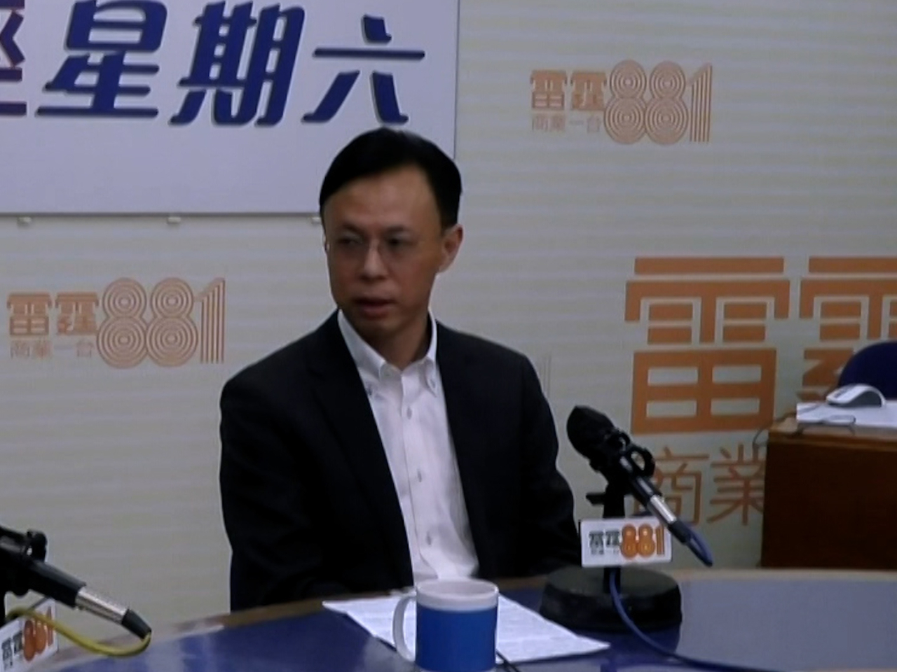 梁仲賢說，香港股市交投活躍，但背後運作需要大量紙張，推行證券「無紙化」長遠對股市發展有好處。（商台片段截圖）