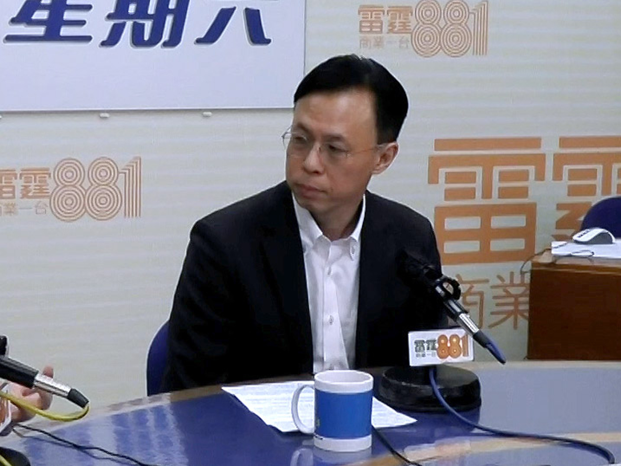 梁仲賢說，香港股市交投活躍，但背後運作需要大量紙張，推行證券「無紙化」長遠對股市發展有好處。（商台片段截圖）