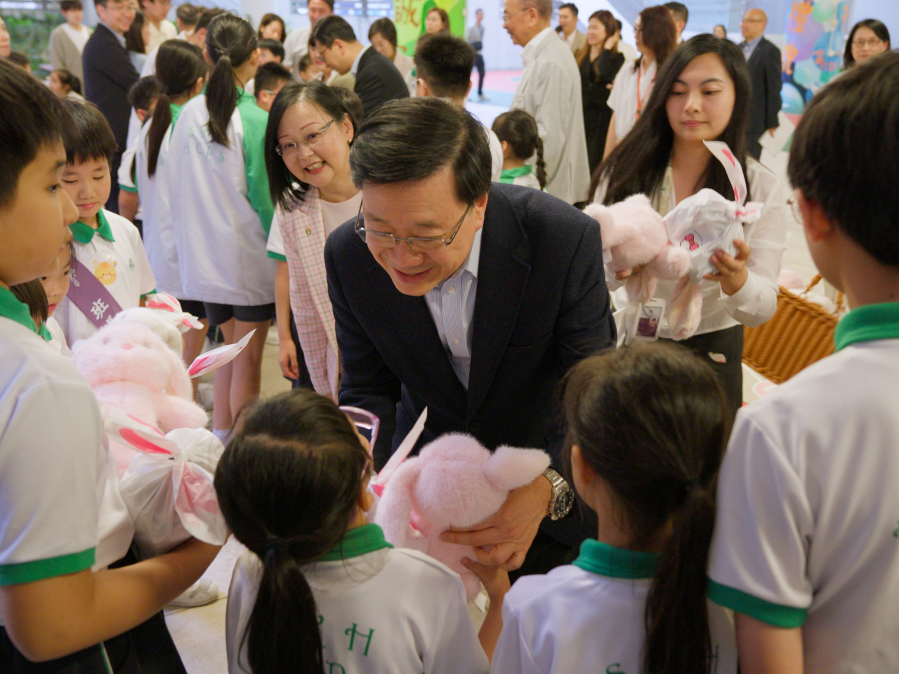 李家超對「在校課後託管服務計劃」為學生及家長帶來莫大裨益，深感欣慰。(李家超社交平台)