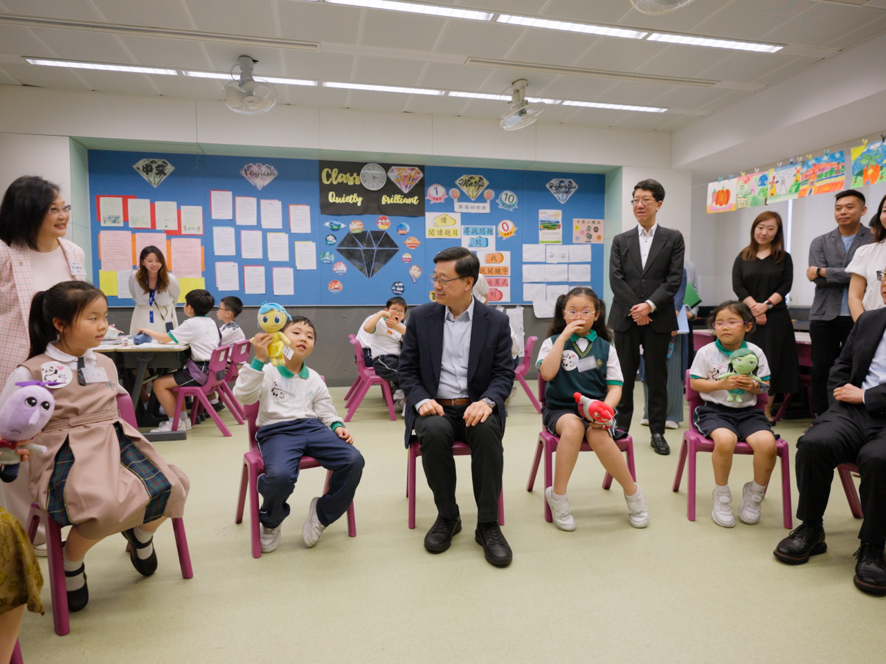 李家超與學生交流了解他們的學習情況。(李家超社交平台)