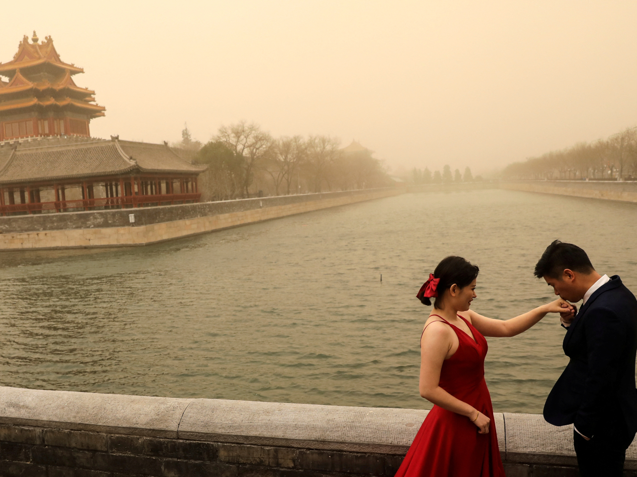 A sandstorm provides testy conditions for a newly-wed couple in Beijing in 2021. File photo: Reuters