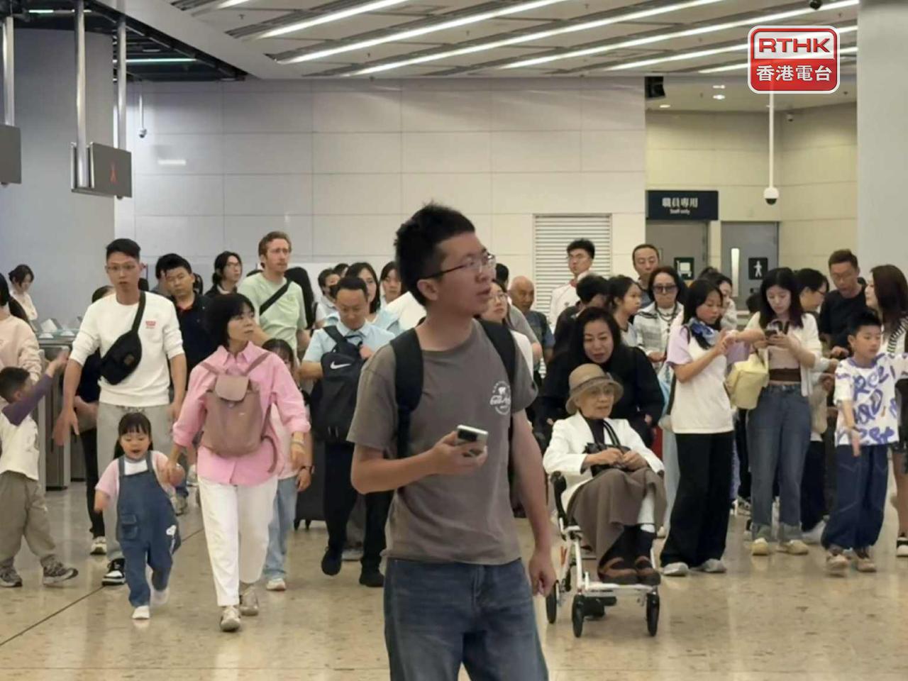 按入境處數字，截至下午4時，超過72萬4千人次進出香港，圖為旅客今日乘高鐵抵港情況。（盧紫菁攝）