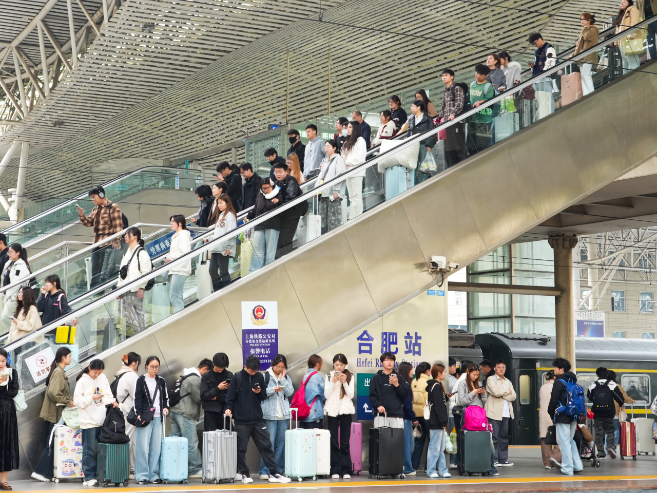 交通運輸部預計，今天全社會跨區域人員流動量接近3億人次，同比增長2.7%。（新華社資料圖片）