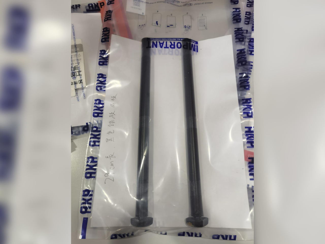 警方在他們身上檢獲多種可用於偷竊的物品，包括螺絲批、手套及鐵桿等。（警方提供）