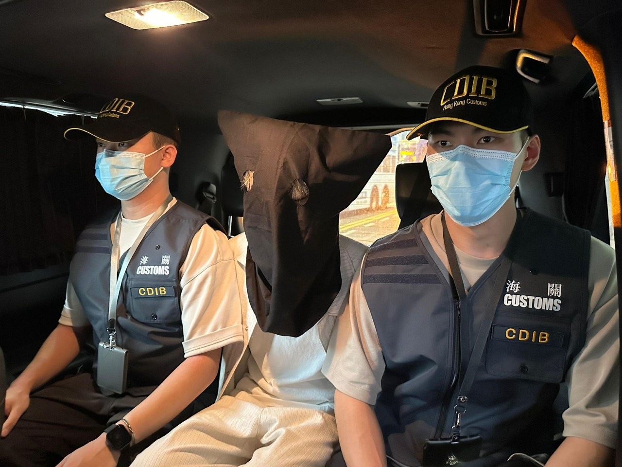 海關將涉案男子拘捕，並控以一項販運危險藥物罪，案件下周一在東區裁判法院提堂。（政府新聞處）