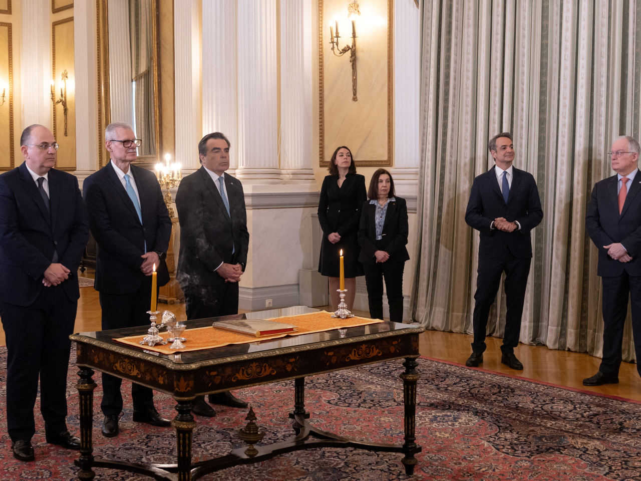 3名新任官員在總理米佐塔基斯見證下宣誓就職。（路透社）