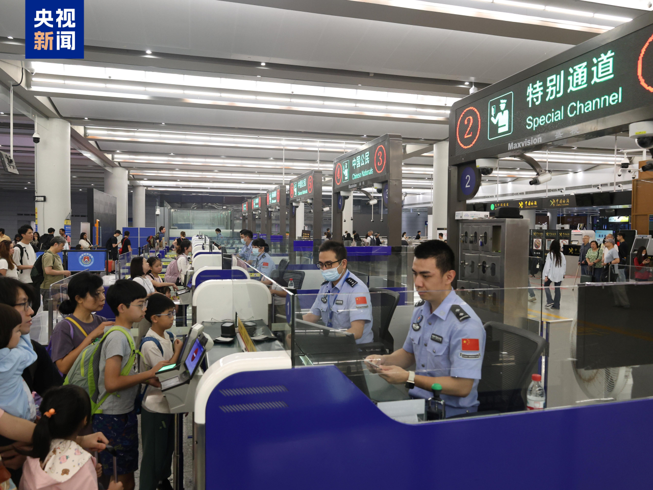 港珠澳大橋邊檢站呼籲通關旅客及時關注口岸資訊，錯峰出行。（央視新聞圖片）