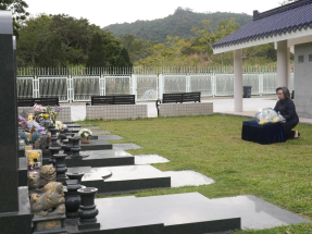 楊何蓓茵早前到浩園表達哀思　並向何偉豪致以最崇高敬意