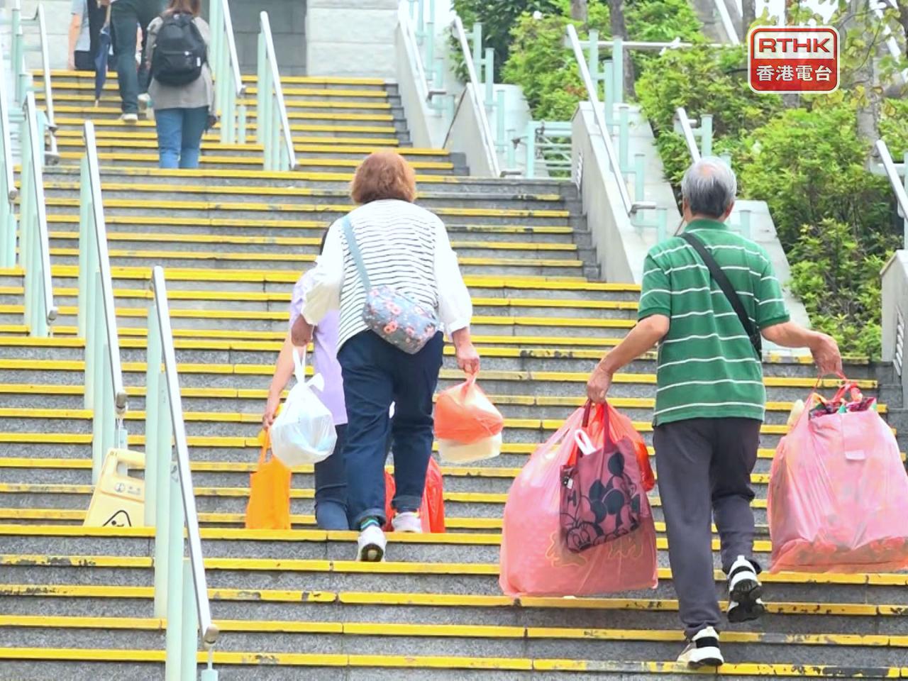 大批巿民早上帶同祭品及生果等前來祭祀。（陳菀禧攝）