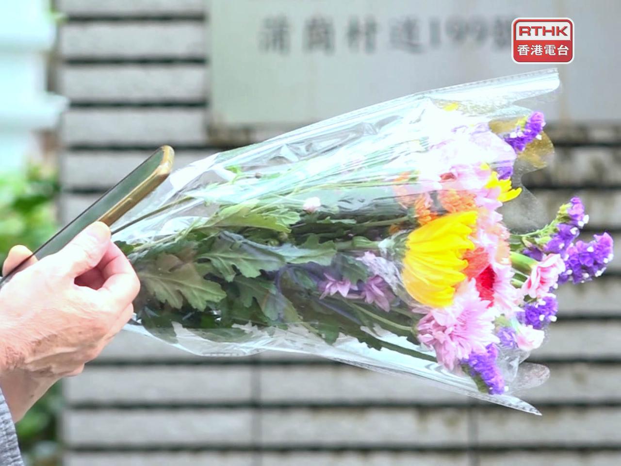 有人以鮮花紀念先人。（陳菀禧攝）