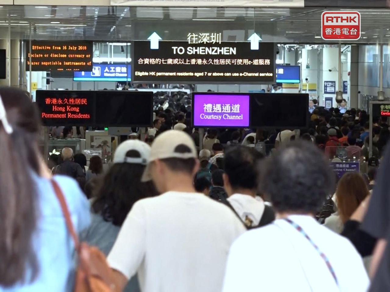 截至早上10時，出境人次逾14.6萬，當中港人佔逾13萬人次。（港台圖片）