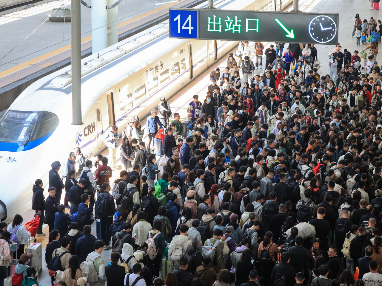 國鐵集團表示，今年清明假期與部分學校春假重疊，出行需求旺盛，鐵路客流保持高位運行。（新華社資料圖片）