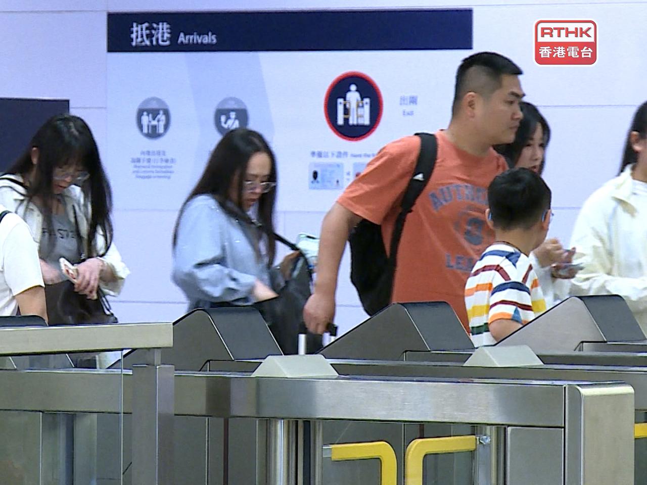 截至下午4時，近68.9萬人次出入境。（港台圖片）