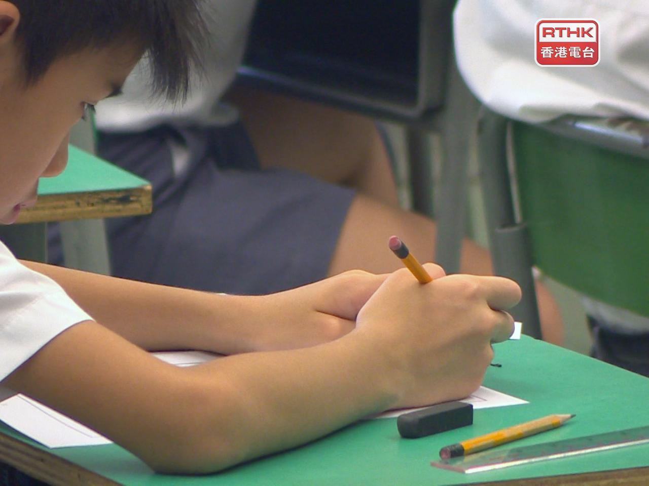 政府計劃擴展「在校課後託管服務計劃」。（港台圖片）