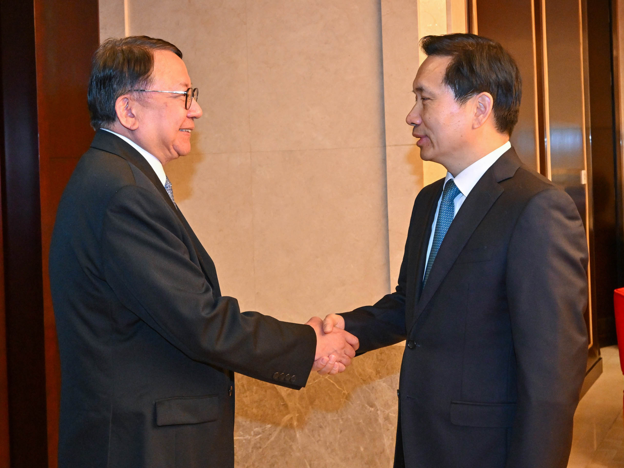 陳國基（左）昨日與陝西省委書記趙一德（右）會面。（政府新聞處）