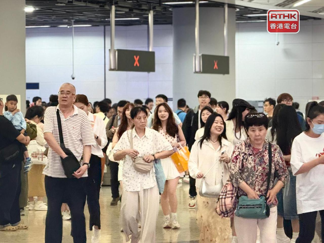 出境人次逾57萬8千，當中港人佔逾43萬人次；入境有約51萬3千人次。（港台圖片）