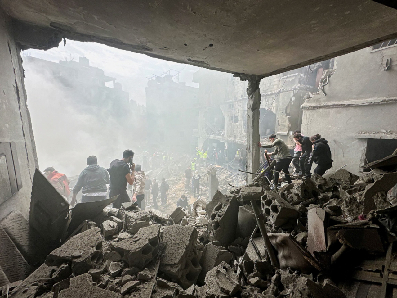 貝魯特一帶有建築物在當地星期日遭受空襲。（路透社）