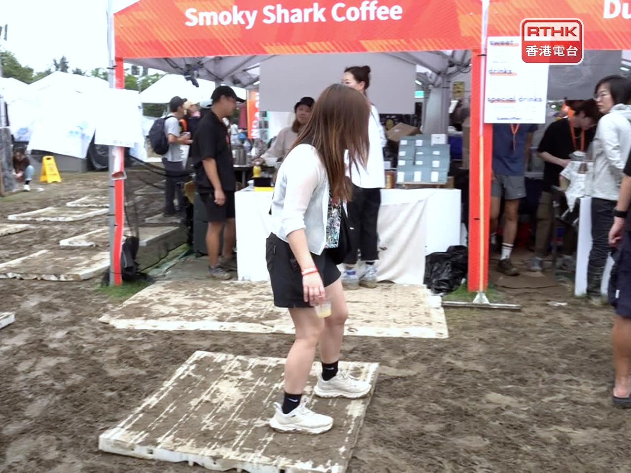 早上陸續有市民入場，主辦單位在公園範圍鋪設膠板。（陳裕行攝）