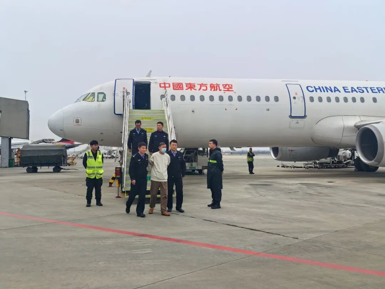 中國駐菲律賓大使館公布，近日兩國執法部門，合作遣返一名涉嫌騙取貸款罪的疑犯。（中國駐菲律賓大使館圖片）