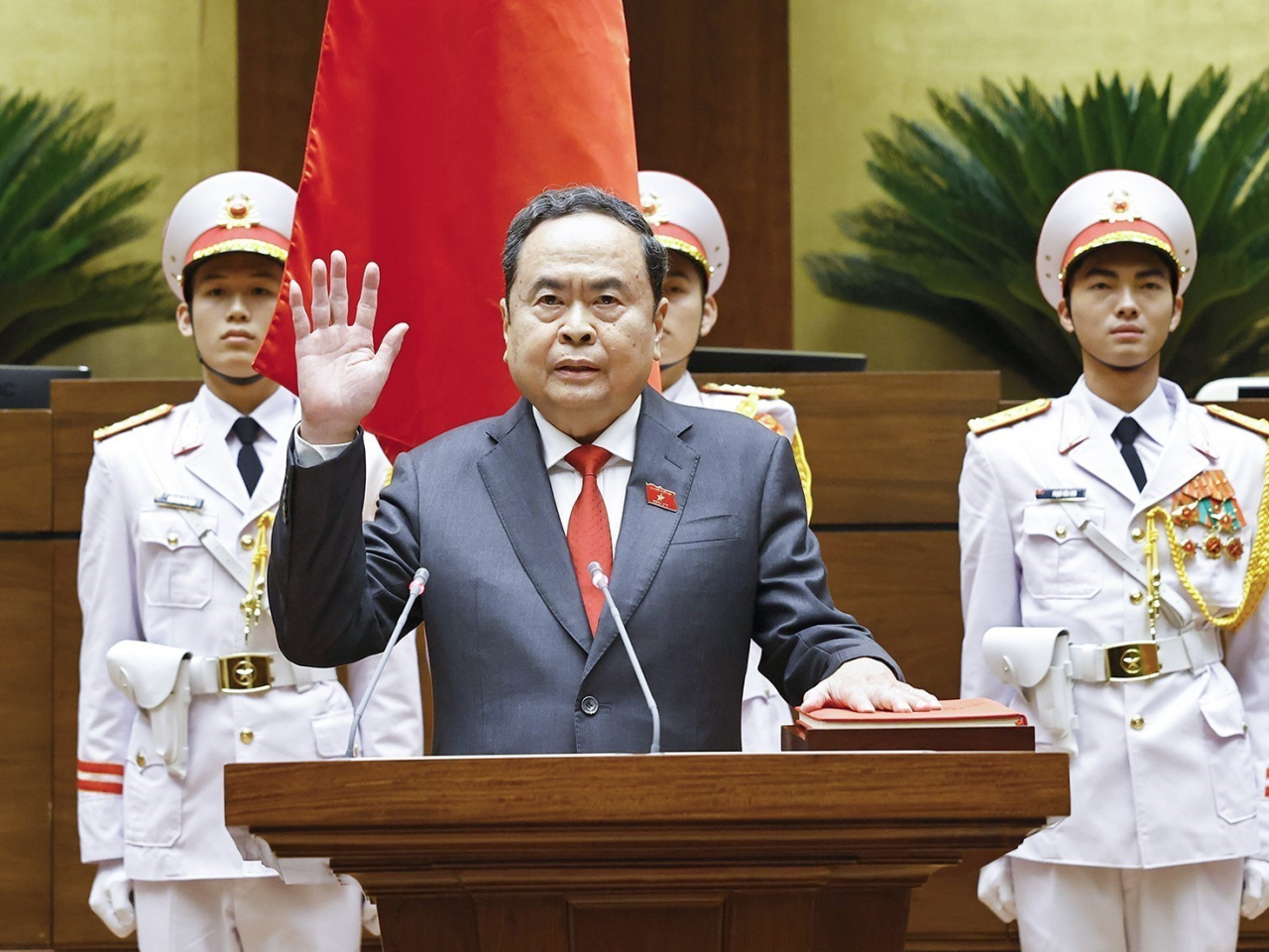 陳青敏當選越南國會主席，他隨後宣誓就職。（新華社）