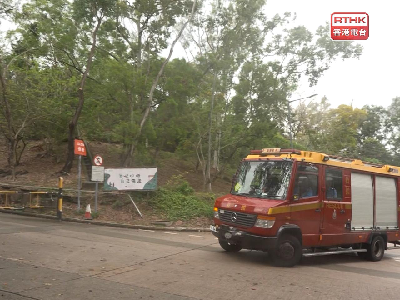 警方表示，初步已確認事主位置，他清醒，救援人員正協助他下山。（梁禎祥攝）