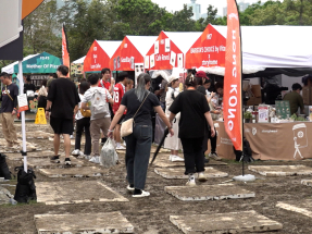 西九咖啡節場地滿地泥濘　主辦方鋪膠板方便入場人士